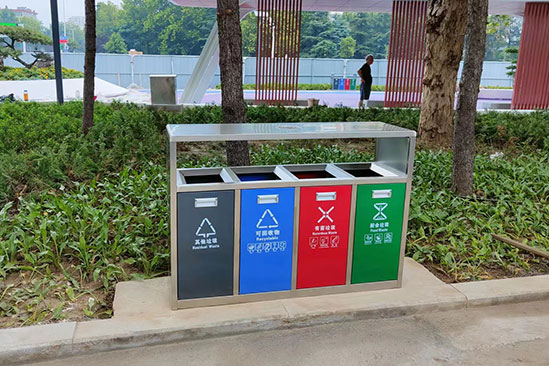 鋼制環(huán)衛(wèi)四分類(lèi)垃圾桶安裝完成