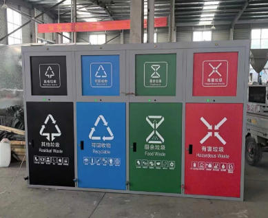 鋼制四分類(lèi)垃圾桶：鍍鋅工藝賦能環(huán)保基礎(chǔ)建設(shè)，實(shí)用主義引領(lǐng)分類(lèi)新潮流