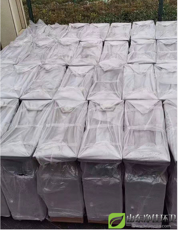 不銹鋼本身耐空氣、蒸汽、水等弱腐蝕介質和酸、堿、鹽等化學浸蝕性介質腐蝕，所以不銹鋼垃圾桶耐用性高加上外面的烤漆工藝使得垃圾桶的防腐能力更加強。  烤漆工藝是將戶外粉末通過高壓靜電設備充電，在電場的作用下，將涂料噴涂到金屬垃圾桶的表面，粉末會被均勻地吸附在工件表面，形成粉狀的涂層；而粉狀涂層經過高溫烘烤后流平固化，顆粒會融化成一層致密的效果各異的最終保護涂層；牢牢附著在垃圾桶表面，具有防腐防銹的特點.  一、不粘性：幾乎所有物質都不與特氟龍涂膜粘合。很薄的膜也能顯示出很好的不粘附性能。   二、耐熱性：特氟龍涂膜具有優良的耐熱和耐低溫特性。短時間可耐高溫到300℃，一般在240℃~260℃之間可連續使用，具有顯著的熱穩定性，它可以在冷凍溫度下工作而不脆化，在高溫下不融化。   三、滑動性：特氟龍涂膜有較低的摩擦系數。負載滑動時摩擦系數產生變化，但數值僅在0.05-0.15之間。   四、抗濕性：特氟龍涂膜表面不沾水和油質，生產操作時也不易沾溶液，如粘有少量污垢，簡單擦拭即可清除。停機時間短，節省工時并能提高工作效率。   五、耐磨損性：在高負載下，具有優良的耐磨性能。在一定的負載下，具備耐磨損和不粘附的雙重優點。   六、耐腐蝕性：特氟龍幾乎不受藥品侵蝕，可以保護零件免于遭受任何種類的化學腐蝕。  所以這款不銹鋼烤漆垃圾桶更防腐，耐腐蝕，更堅固，使用時間更長久不易損壞。